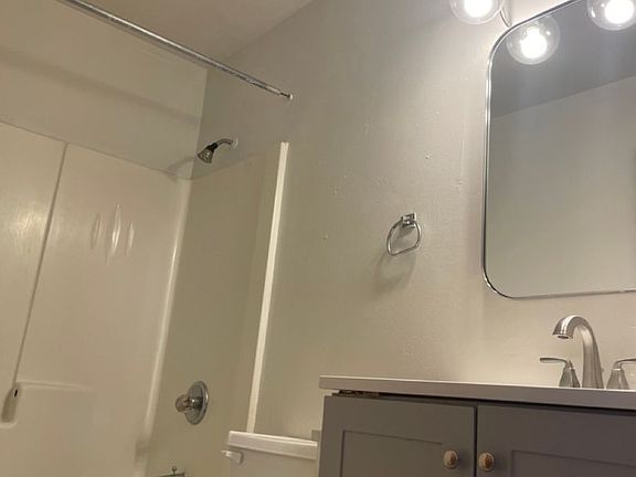 2nd image of 909 Genrich St #5