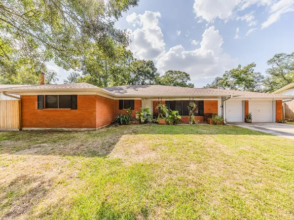 1900 Clayton Dr, Baytown, TX 77520