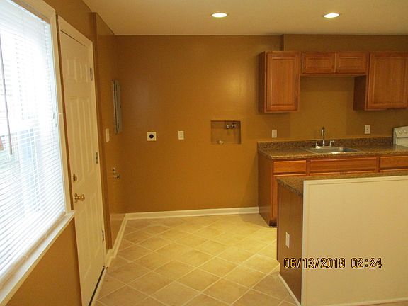 4th image of 829 N Lombard St