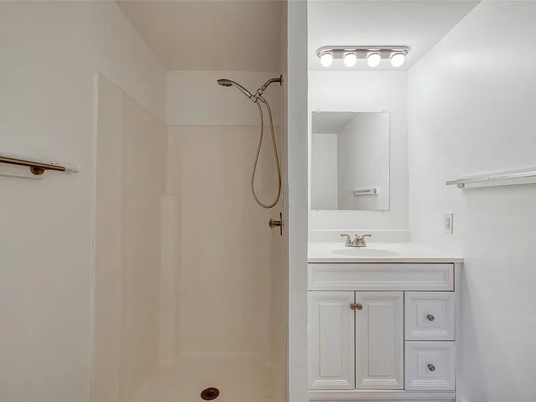 511 Sloan St — Photo 20