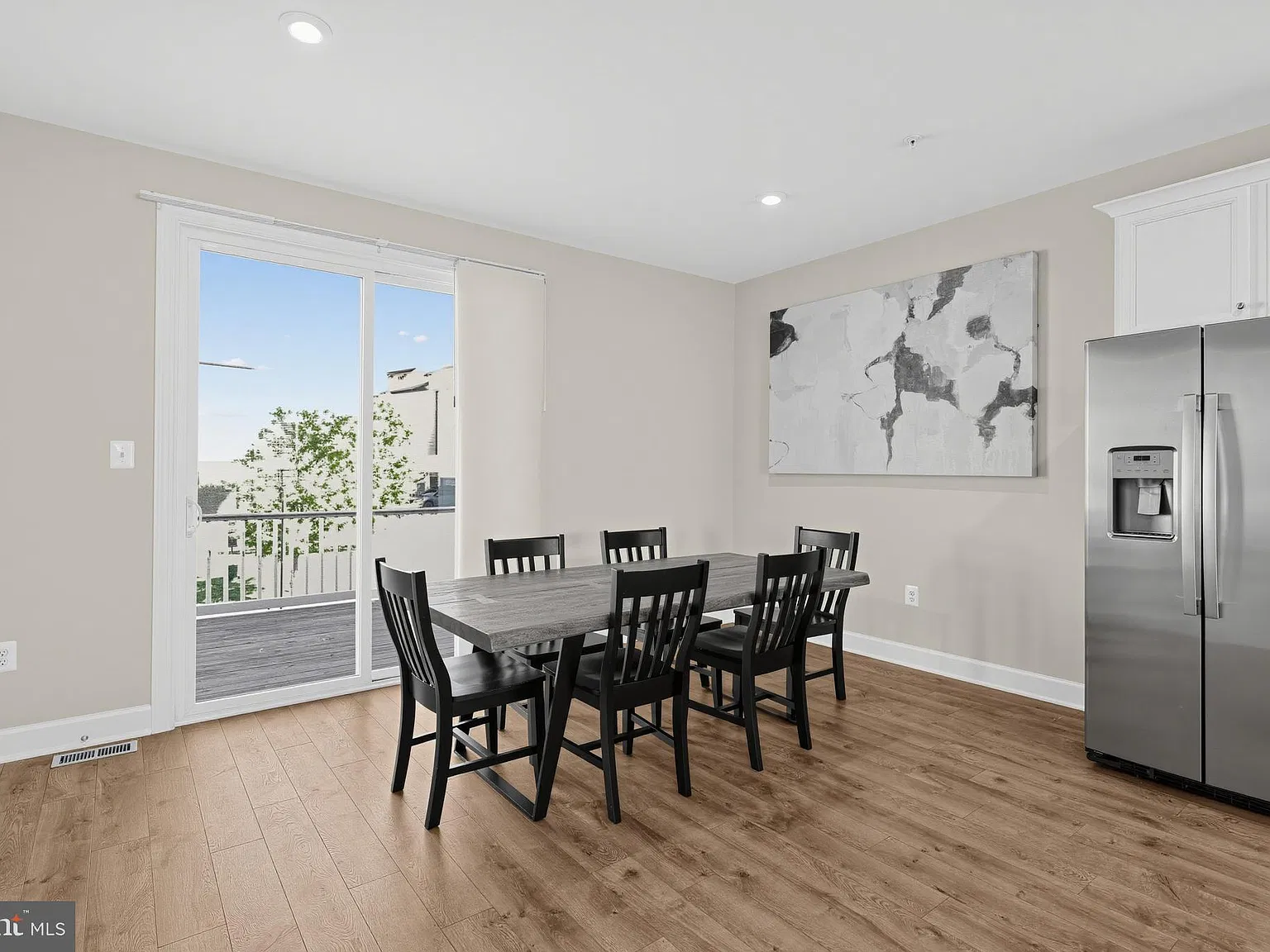 3 bed, 2.5 bath, 1600 sqft, $3,200 — Photo 3