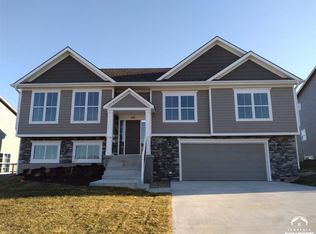 418 Three Forks Dr, Lawrence, KS 66049