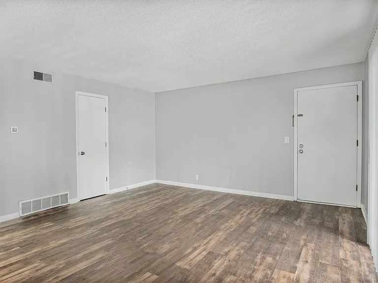 Hillside Apartments — Photo 32