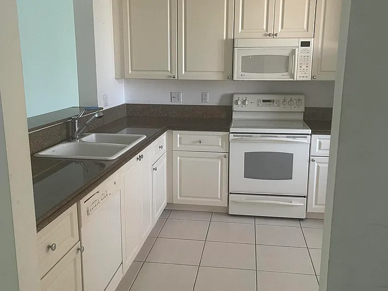 1 Harbour Isle Dr #Penthouse 01-1 — Photo 1