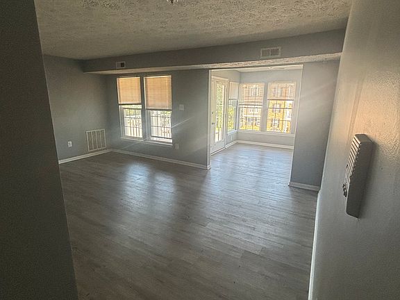 2nd image of 901 Woodbridge Ct Unit F