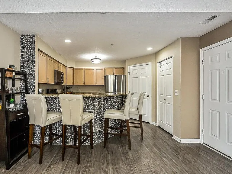 1550 Oakfield Dr — Photo 6