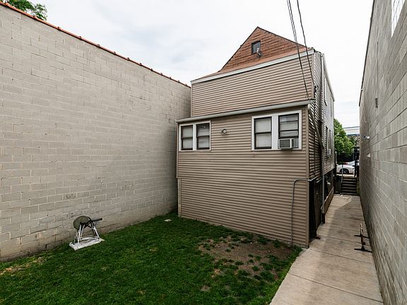 5th image of 1524 N Throop St