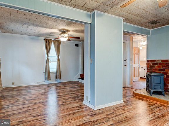 4th image of 215 Park St