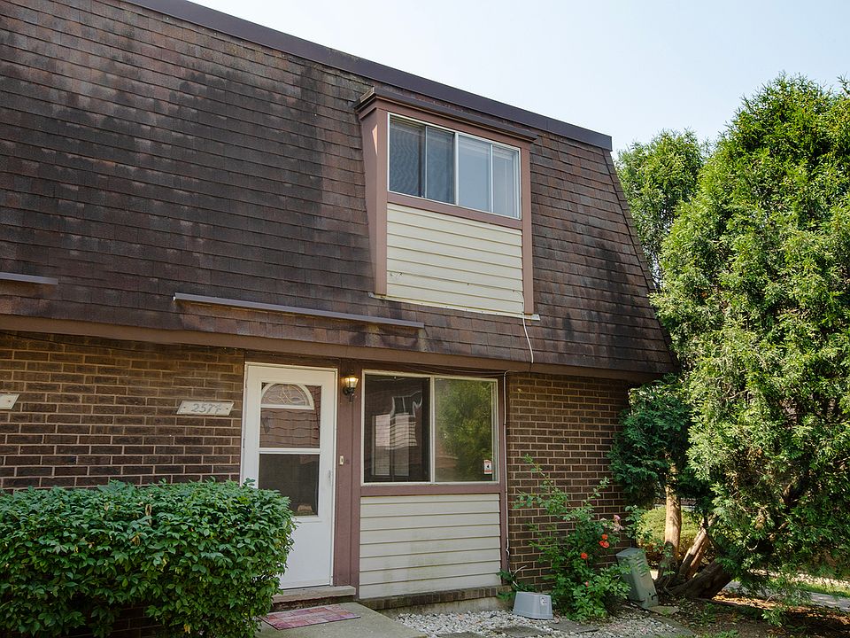 2nd image of 2574 Berkshire Ct N #5