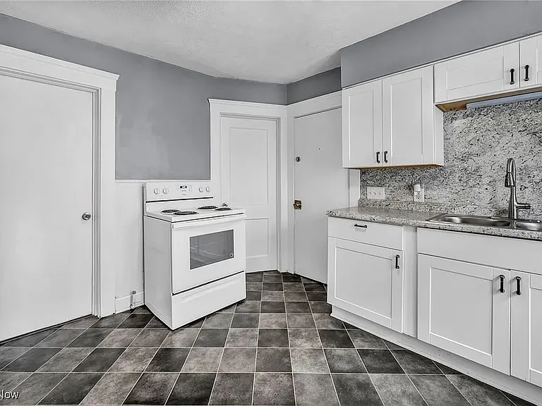 1617 Winchester Ave — Photo 9