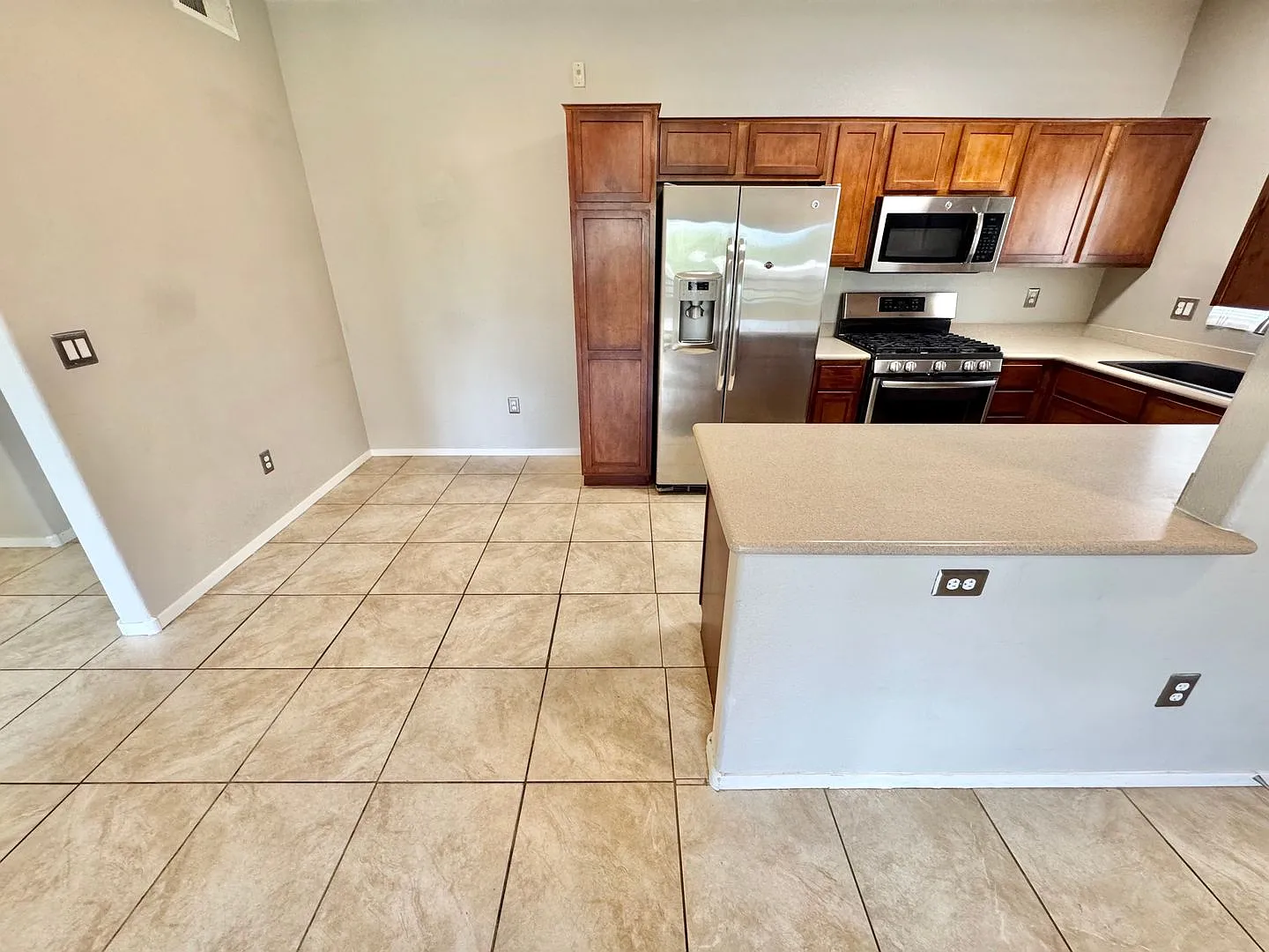 First-Floor Spacious 2 Bedroom Corner Condo In Seven Hills! — Photo 3