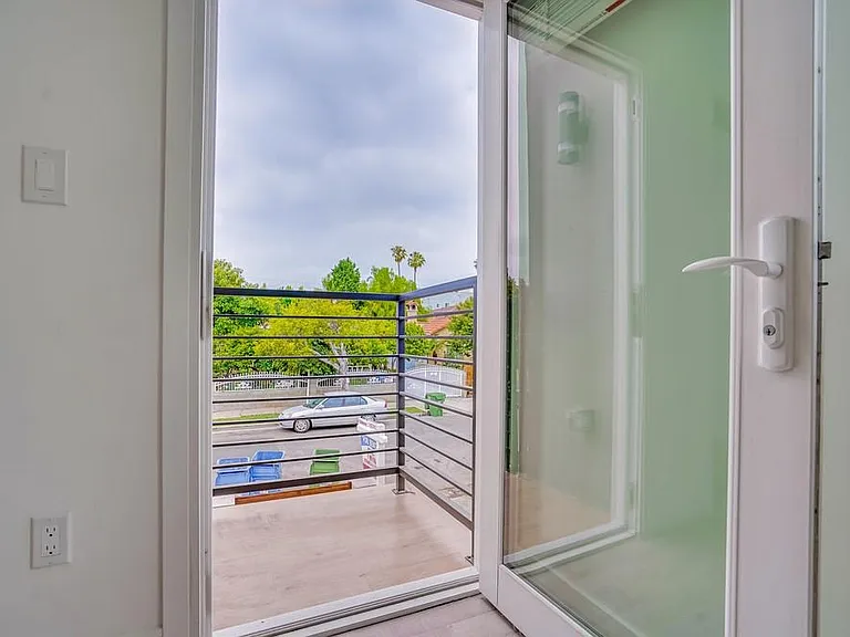 2300 Carmona Ave — Photo 46