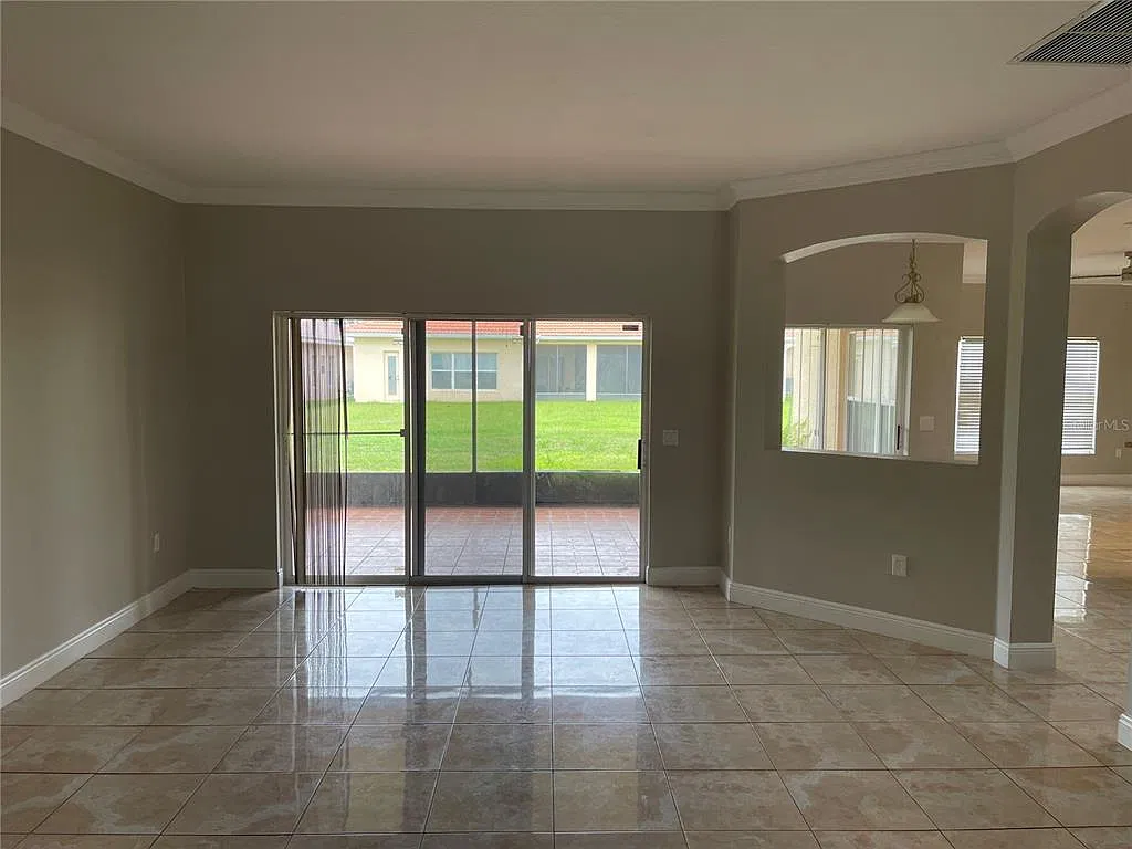 5 bed, 4.0 bath, 2920 sqft, $2,950 — Photo 4