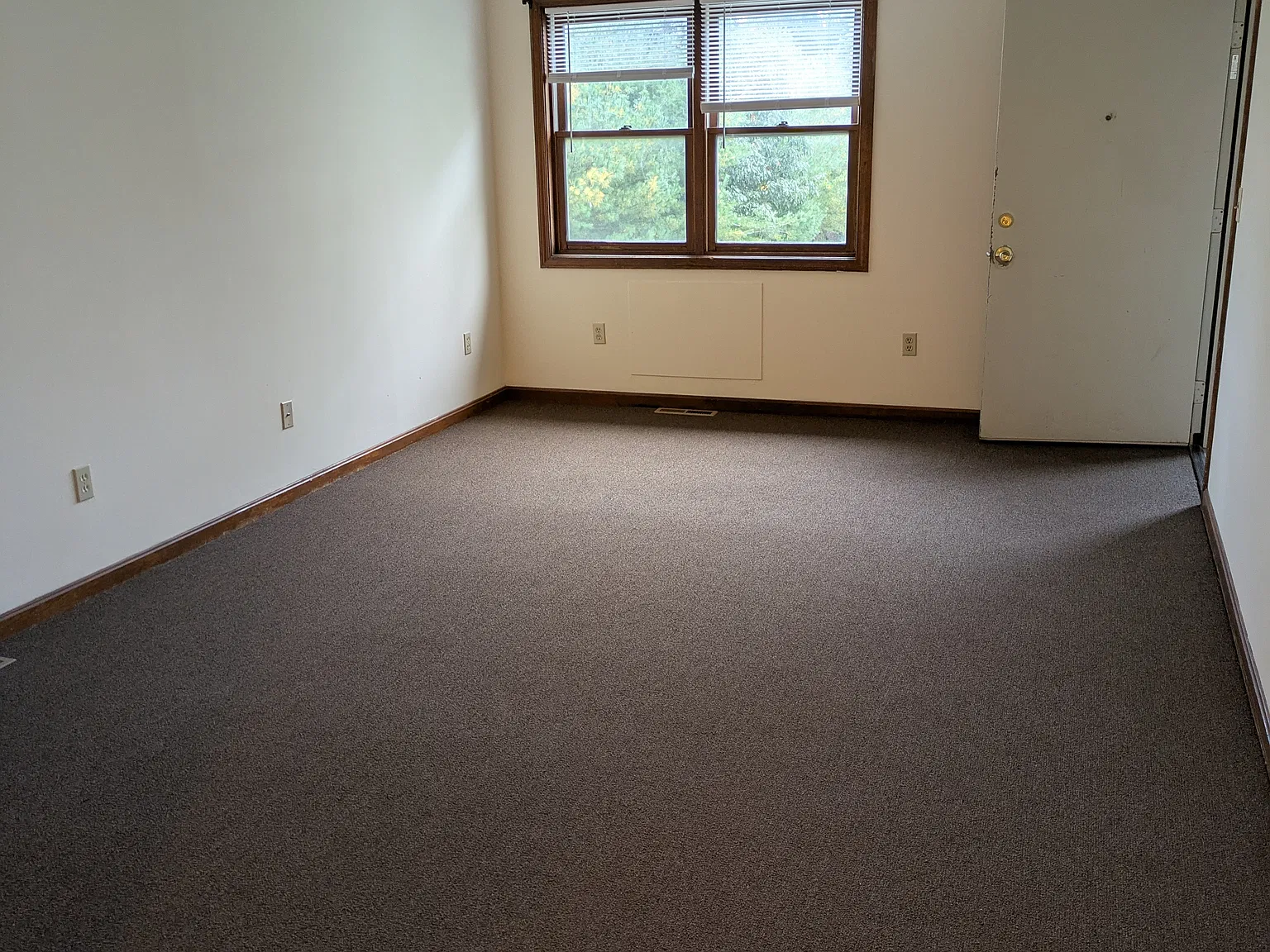 3 bed, $1,690 — Photo 2