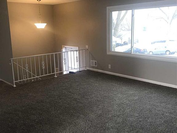 3rd image of 8471 Lakeview Dr