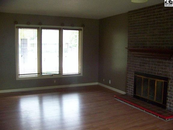 3rd image of 802 Lochinvar Ln