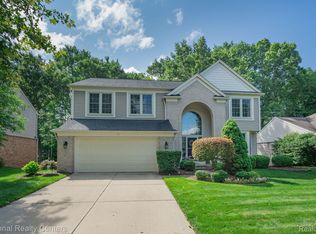 3809 Acadia Dr, Lake Orion, MI 48360