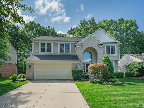 3809 Acadia Dr, Lake Orion, MI 48360