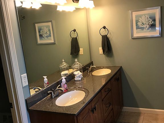 3rd image of 1413 Holly Dr