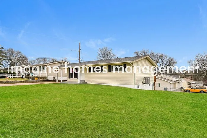 4 bed, 2.0 bath, 1560 sqft, $2,495 — Photo 3
