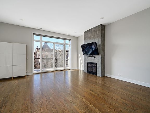 3rd image of 823 N Paulina St #3N