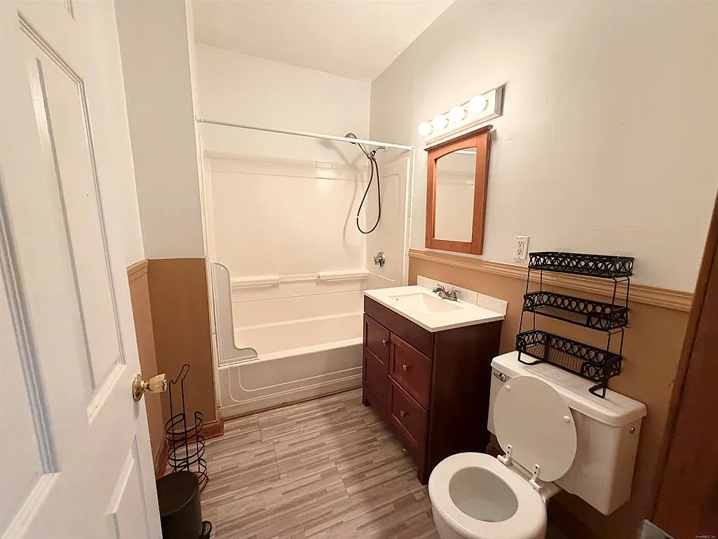 2 bed, 2200 sqft, $1,900 — Photo 3