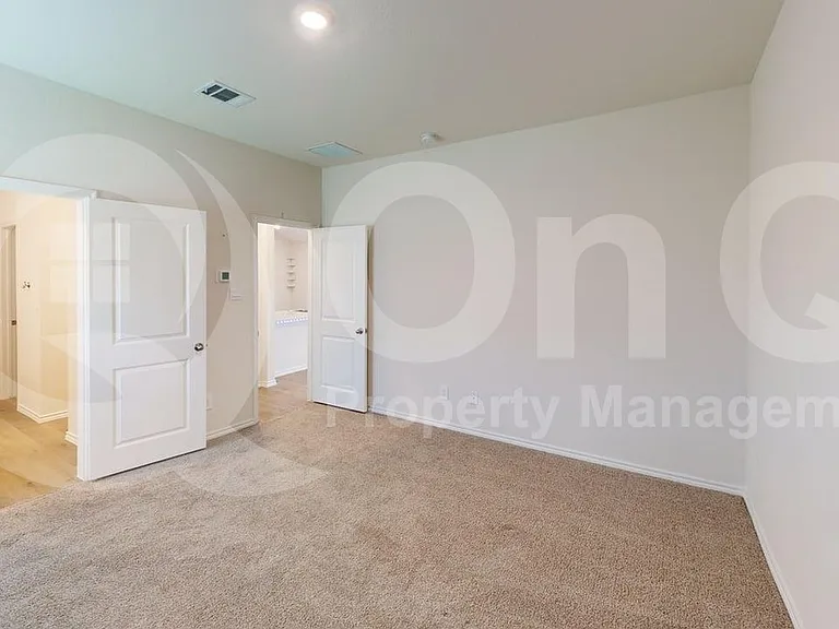 915 Presleigh Dr — Photo 13
