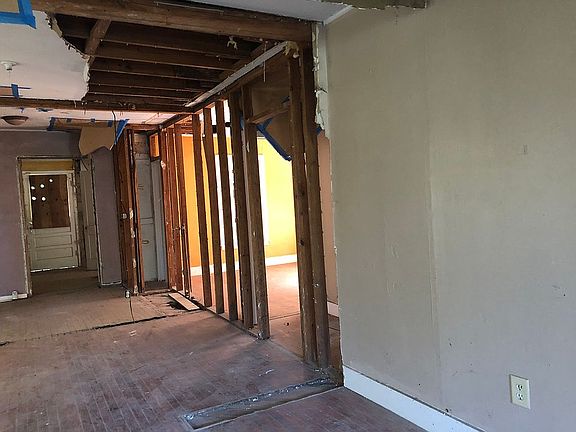 3rd image of 3805 NW 17th St