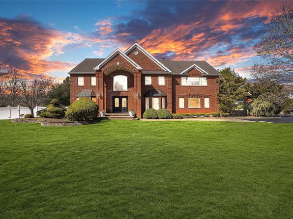 1 Acres Dix Hills Real Estate 8 Homes For Sale Zillow