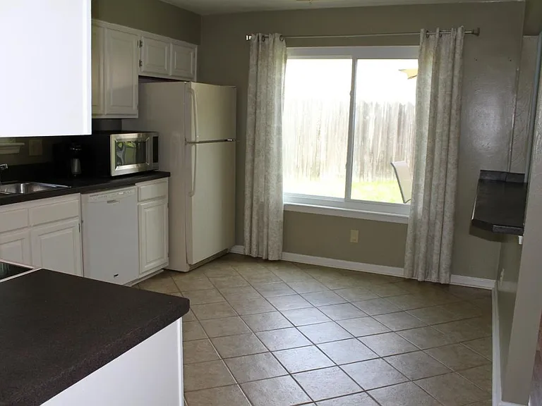 904 Bridgeford Ct — Photo 7