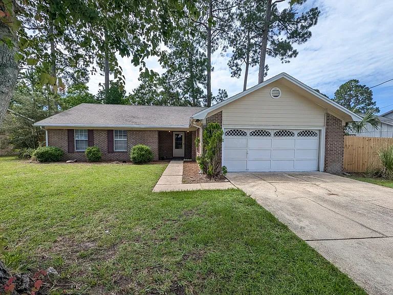1625 Campbell Dr N — Photo 1