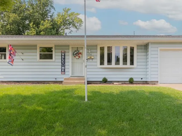 1114 Hillside Dr, Bettendorf, IA 52722