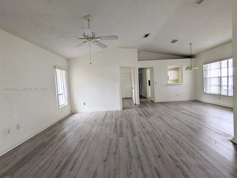 532 SE 21st Dr — Photo 5