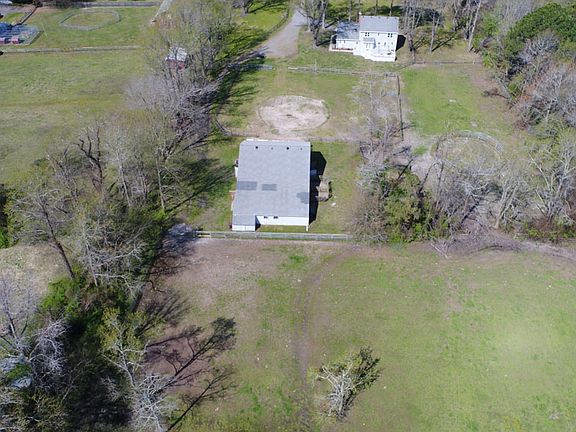 4th image of 701 Centerville Tpke S
