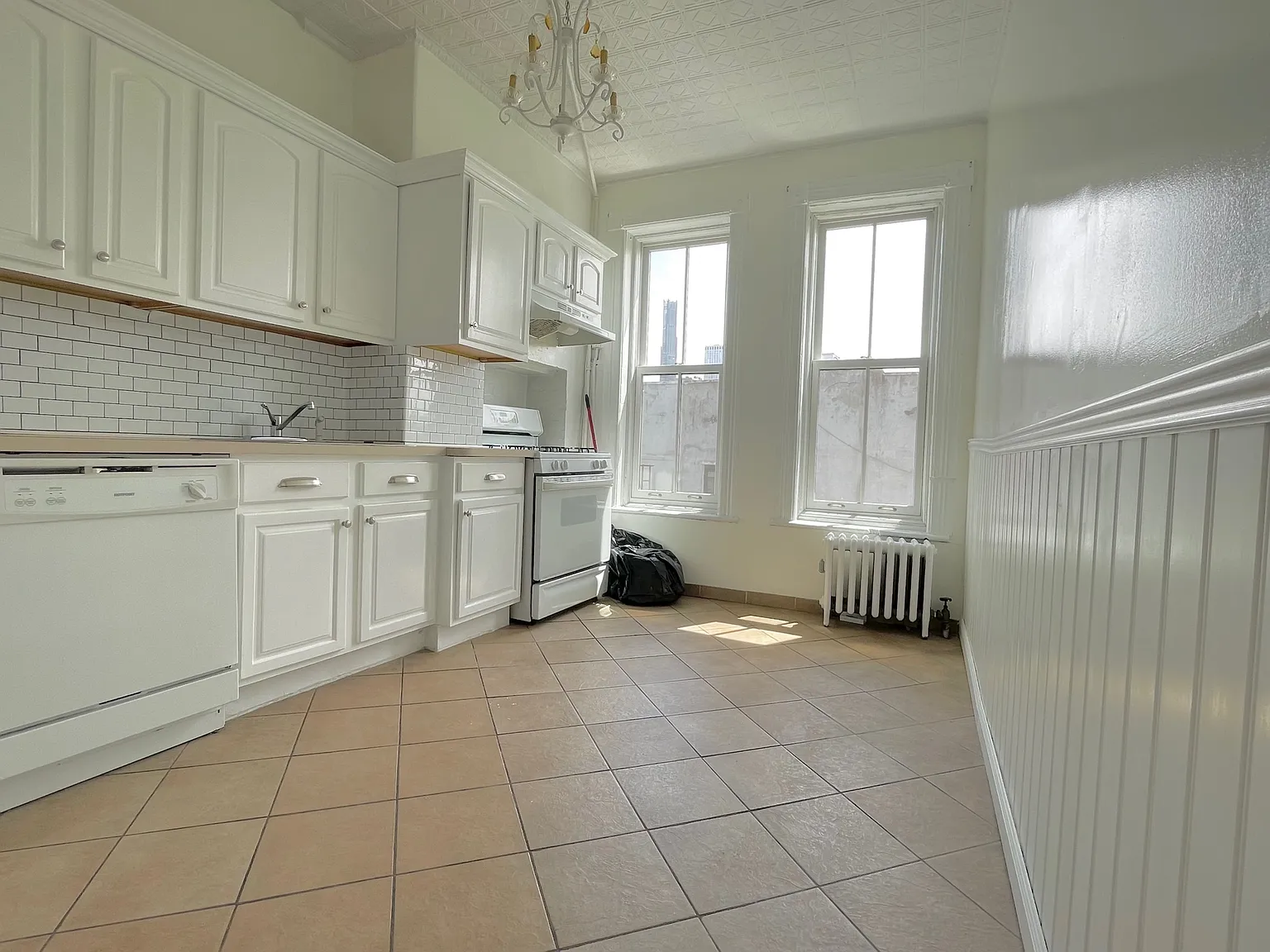 2 bed, 1200 sqft, $9,000 — Photo 2