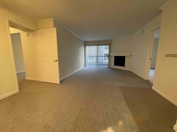 3rd image of 5540 Owensmouth Ave APT 225