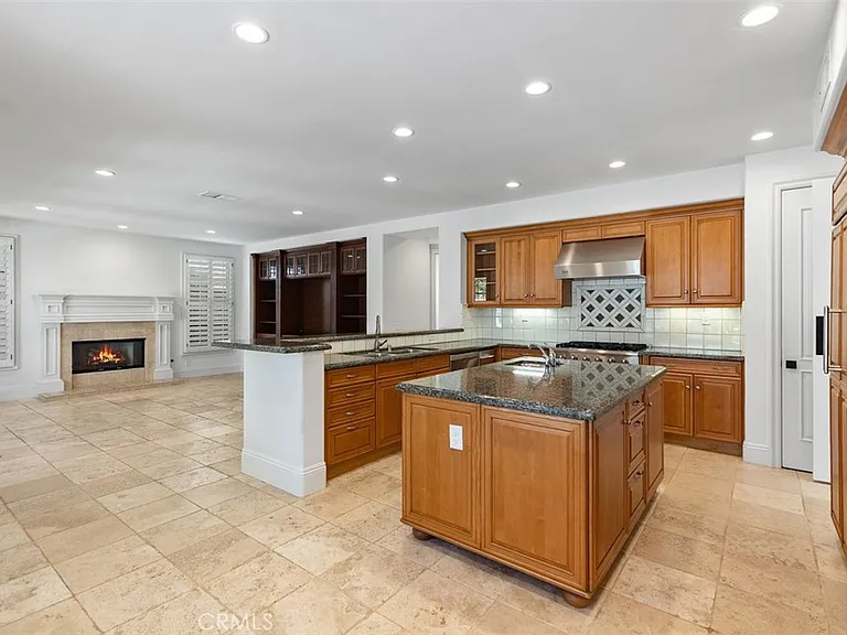 17 Colonial Dr — Photo 9