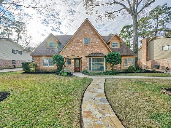 2890 SQFT Home w/4 Bedrooms, 2 1/2 Baths, 2 Car Detached Garage and a Sparkling Pool!