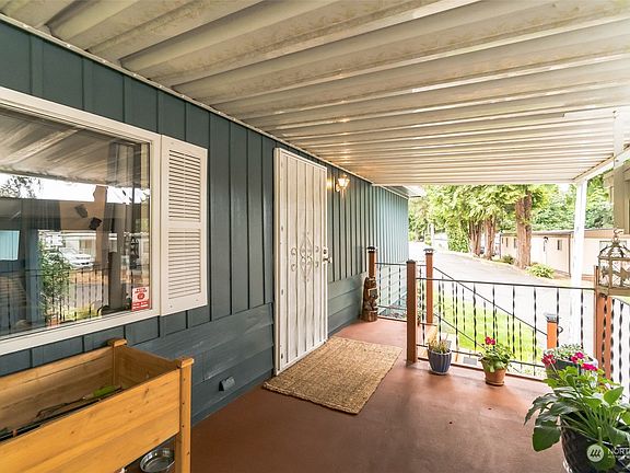 Covered entry with great decorating options>