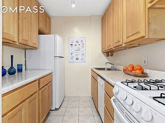 4th image of 20 E 9th St #5G