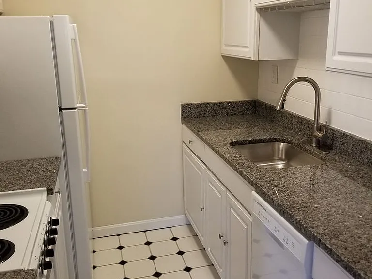 321 Wilkes St — Photo 8