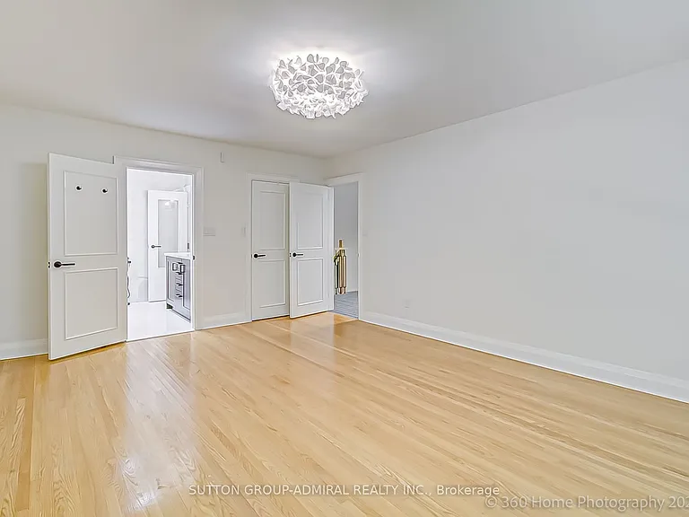 47 Waterloo Ave — Photo 32