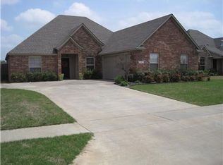 2492 Surtees Pl, Fayetteville, AR 72704
