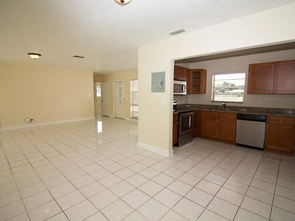 5th image of 602 W Campus Cir
