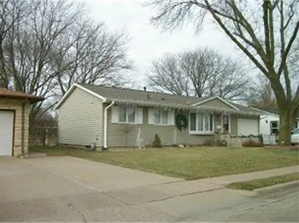 2601 Glenview Cir, Dubuque, IA 52001