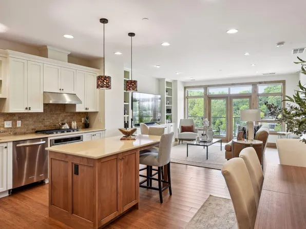 875 Lake St N APT 209, Wayzata, MN 55391