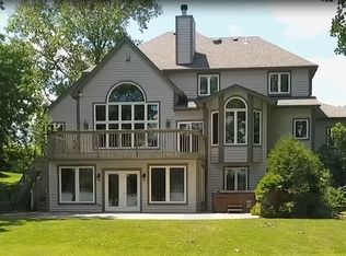 971 W Shore Dr, Fox Lake, IL 60020