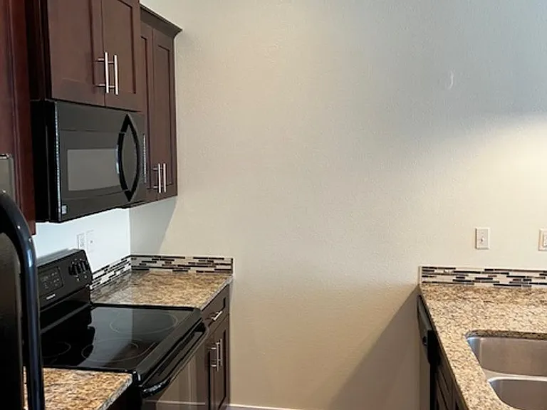 1530 W Ann Taylor St #U — Photo 6