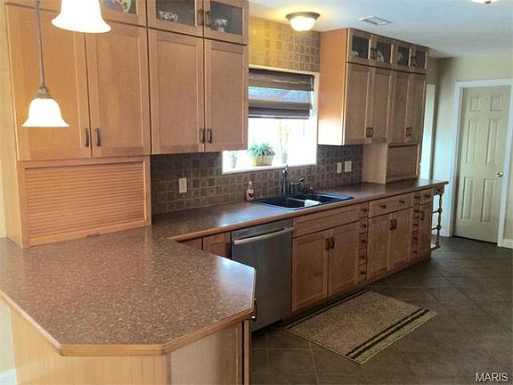 5th image of 7 Lakeside Cir