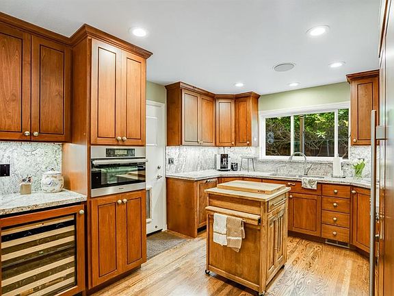 4th image of 2081 Cedar Ave